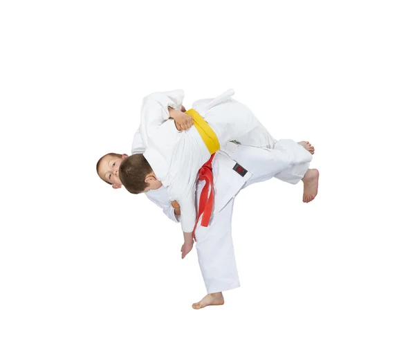 Jongen met de rode gordel maakt hoge gooien judo — Stockfoto