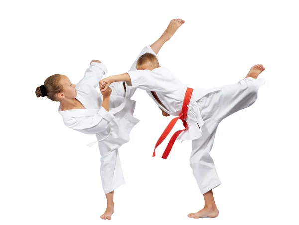 Mavashi geri ve gyaku tsuki yener sportsmens karategi içinde — Stok fotoğraf