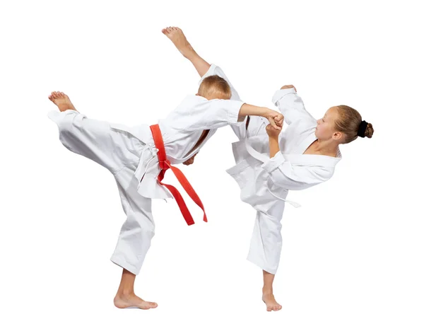 In Karategi schlagen zwei Athleten Karate-Schläge — Stockfoto