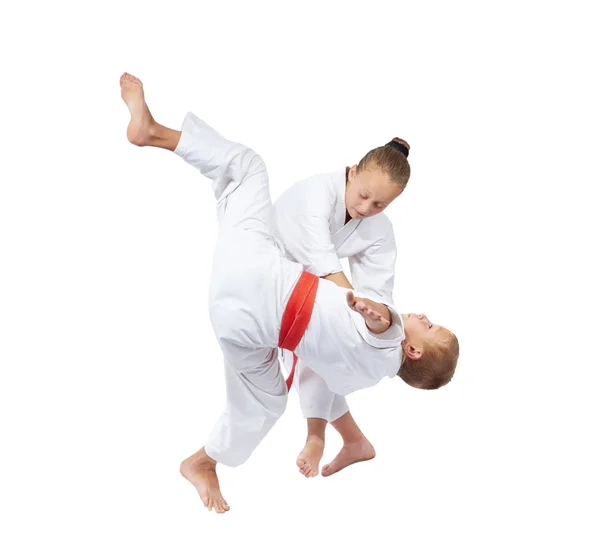 Z białym pasem sportsmenka robi rzut w judo — Zdjęcie stockowe