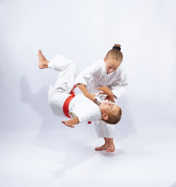 Het meisje is het gooien van de jongen sport een cast — Stockfoto