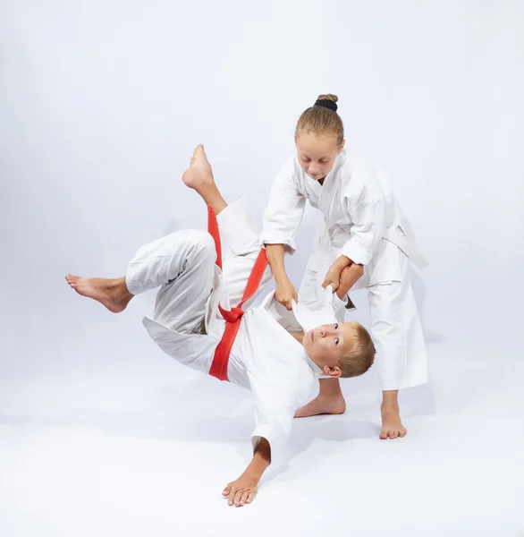 Jogadas realizar os desportistas em judogi — Fotografia de Stock