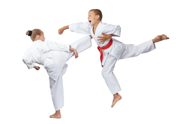 Gyaku-tsuki und mavashi geri schlagen Sportler in Karategi — Stockfoto