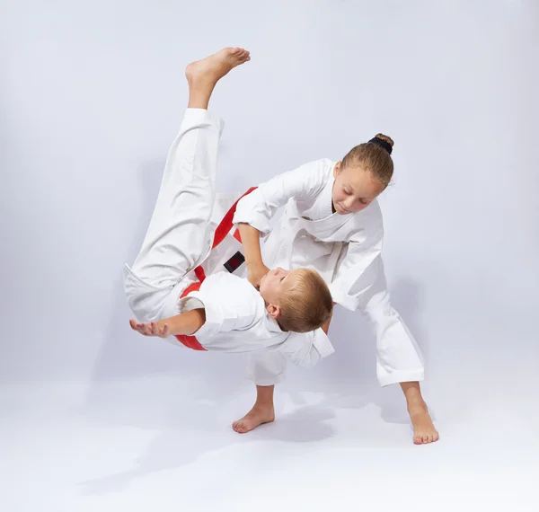 Dos atletas en judogi son lanzamientos de entrenamiento — Foto de Stock