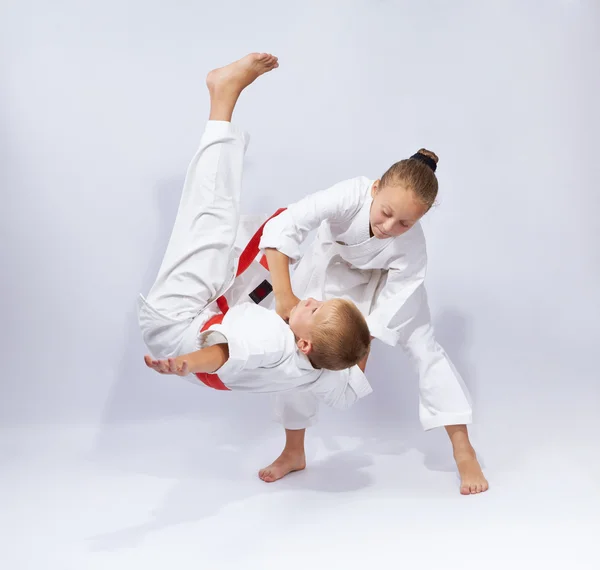 Eğitim atar judogi içinde iki atletler