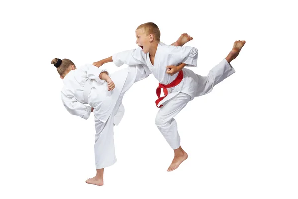 Gyaku-tsuki und mavashi geri schlagen Sportler in Karategi — Stockfoto