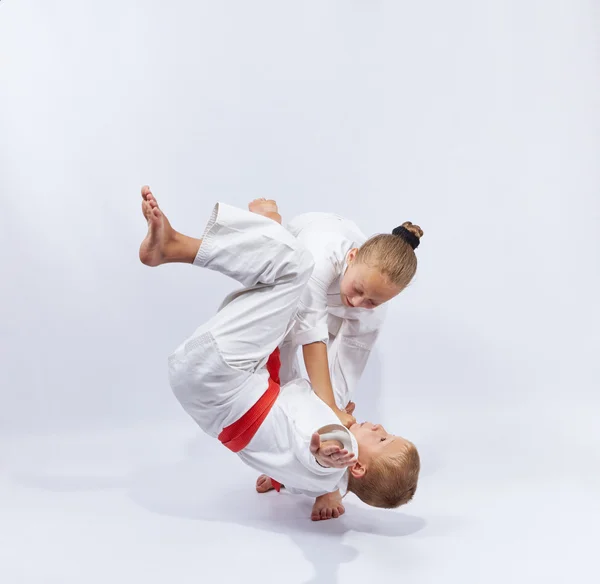 La chica con un cinturón blanco hace lanzamientos judo — Foto de Stock