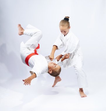 Judo yapan sporcumuz beyaz kemer ile atmak