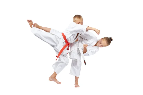 Kleine Kinder werden zu Karate-Schlägen ausgebildet — Stockfoto
