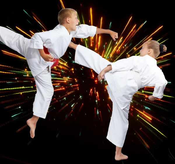 Kartegi iki sporcularda karate darbeler yener — Stok fotoğraf