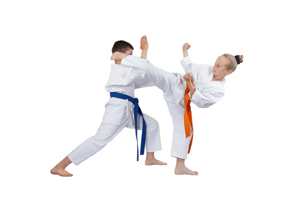 Atleten trainen blokken en schoppen van karate — Stockfoto