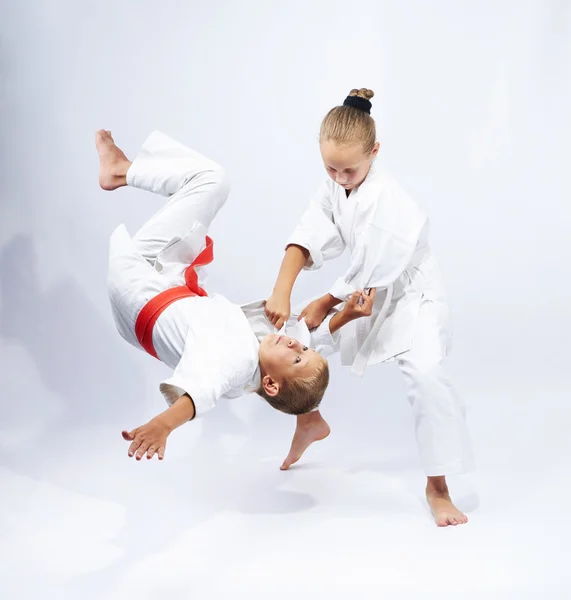 Jeter Judo rend sportive avec ceinture blanche — Photo
