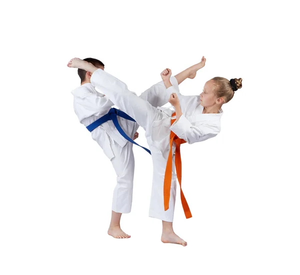 Mae geri e ura-mavashi geri estão batendo sportsmens em karategi — Fotografia de Stock