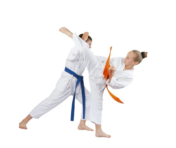 Dziewczynka i chłopiec są szkolenia karate ataku i obrony — Zdjęcie stockowe