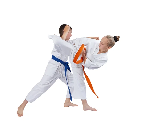 Oi Tsuki et ura-mavashi geri battent les sportifs en karategi — Photo