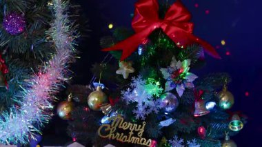 Büyük Noel ağacının yanında küçük evler var.