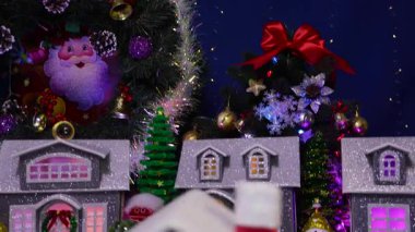 Kırmızı bir ev, dekore edilmiş bir Noel kasabasının arka planında yanan bir tezgahta dönüyor.