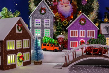 Pencereleri aydınlık ve merkezinde köprüsü olan çok güzel renkli evleri olan bir köy.