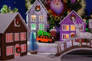 Rengarenk pencereleri olan çok güzel evleri ve merkezinde geyik olan bir köprüsü olan bir kasaba.