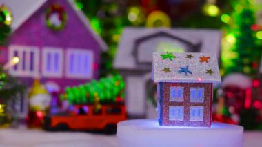 Bir Noel kasabasının merkezinde iki tonluk küçük bir ev dönüyor.