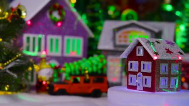 Bir Noel köyünün ortasında küçük, parlak bir ev dönüyor.