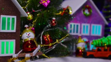 Şehrin merkezinde küçük, parlak bir ev dönüyor.