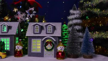 Turuncu bir Noel evi güzel bir kasabanın merkezinde dönüyor.