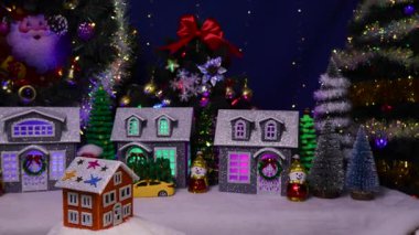 Küçük turuncu bir Noel evi güzel bir köyün merkezinde döner.