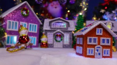 Küçük turuncu bir Noel evi güzel bir kasabanın merkezinde dönüyor.