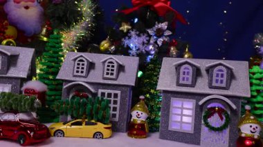 Güzel bir kasabanın merkezinde küçük turuncu bir ev dönüyor.