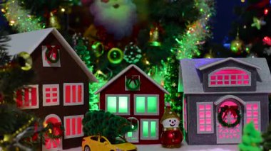Büyük bir Noel çelenginin altında Noel evleri var.