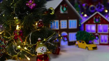 Büyük bir Noel çelenginin altında, küçük bir Noel kasabası