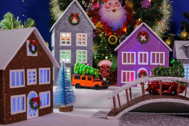 Ortasında köprü olan küçük bir Noel kasabası.