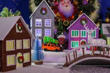 Küçük bir Noel kasabası, merkezinde bir köprüde ren geyiği var.