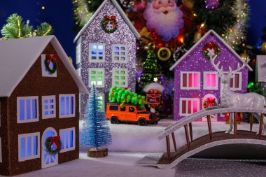 Merkezde bir köprüde geyik olan bir Noel kasabası