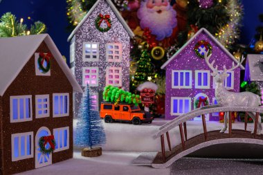 Merkezdeki köprüde ren geyiği olan küçük bir Noel köyü.