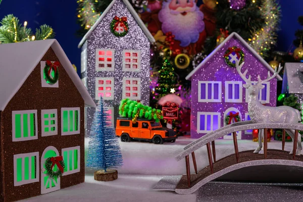 Ortasında bir köprü olan bir Noel köyü.