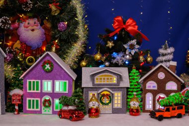 Evlerin yakınında kardan adamlar olan büyük bir Noel köyü.