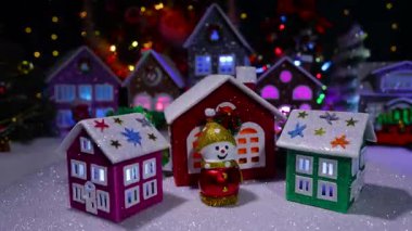 Büyük Noel kasabasının önünde, güzel evleri olan küçük bir kasaba dönüyor.