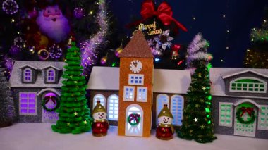 Merkezinde kardan adamlar olan bir Noel köyü.