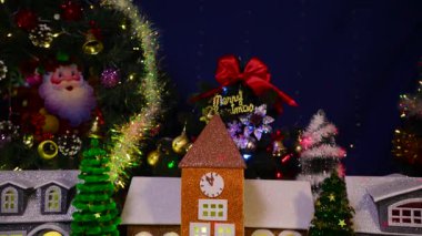 Merkezinde kardan adamlar olan bir Noel kasabası.