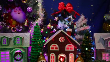 Noel kasabasının merkezinde arabalarla ve kardan adamlarla çevrili kahverengi bir ev var.