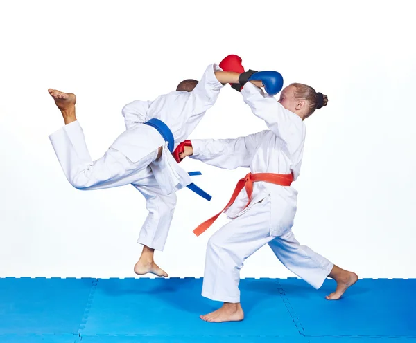 Pequeno atleta bate soco no salto — Fotografia de Stock