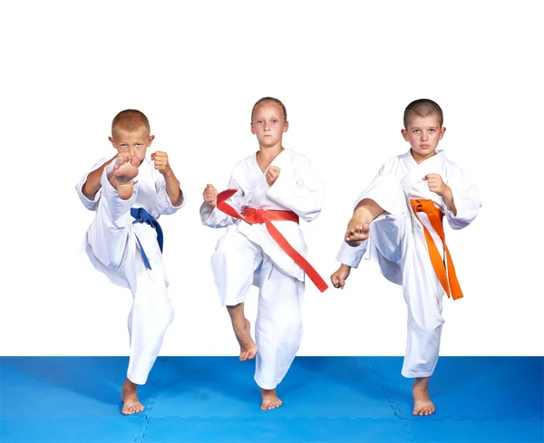 Auf weißem Hintergrund drei Sportler gegen Mae-Geri — Stockfoto