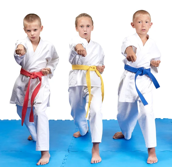 Kinderen in karategi raken punch hand — Stockfoto