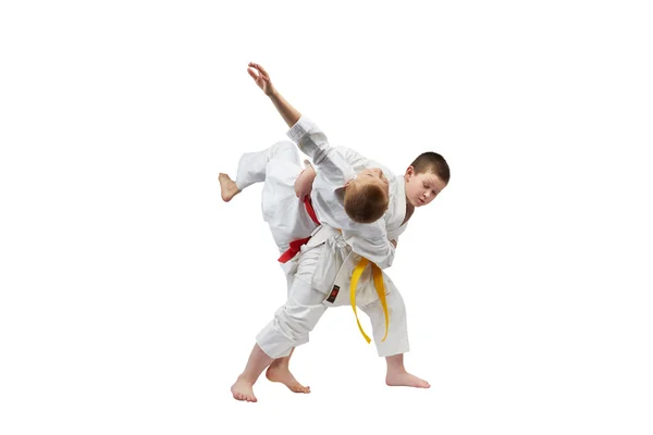 Kinder in Karategi machen Judo-Werfen — Stockfoto