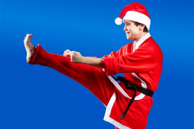 Sporcumuz siyah kuşak ile ileri tekme atıyor