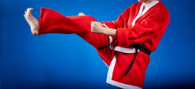 Kız bir tekme bacak ileri atıyor