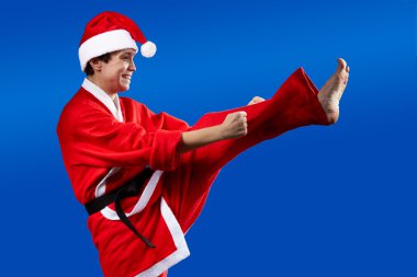 Yetişkin sporcumuz tekme bacak atıyor