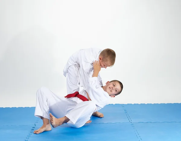 On a blue mats athletes train judo throws — Stock Photo, Image